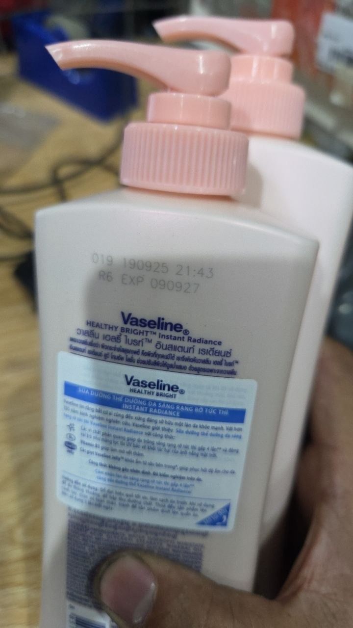 Combo 2 Sữa dưỡng thể dưỡng sáng da tức thì VASELINE Healthy Bright Instant Radiance 320ML/chai