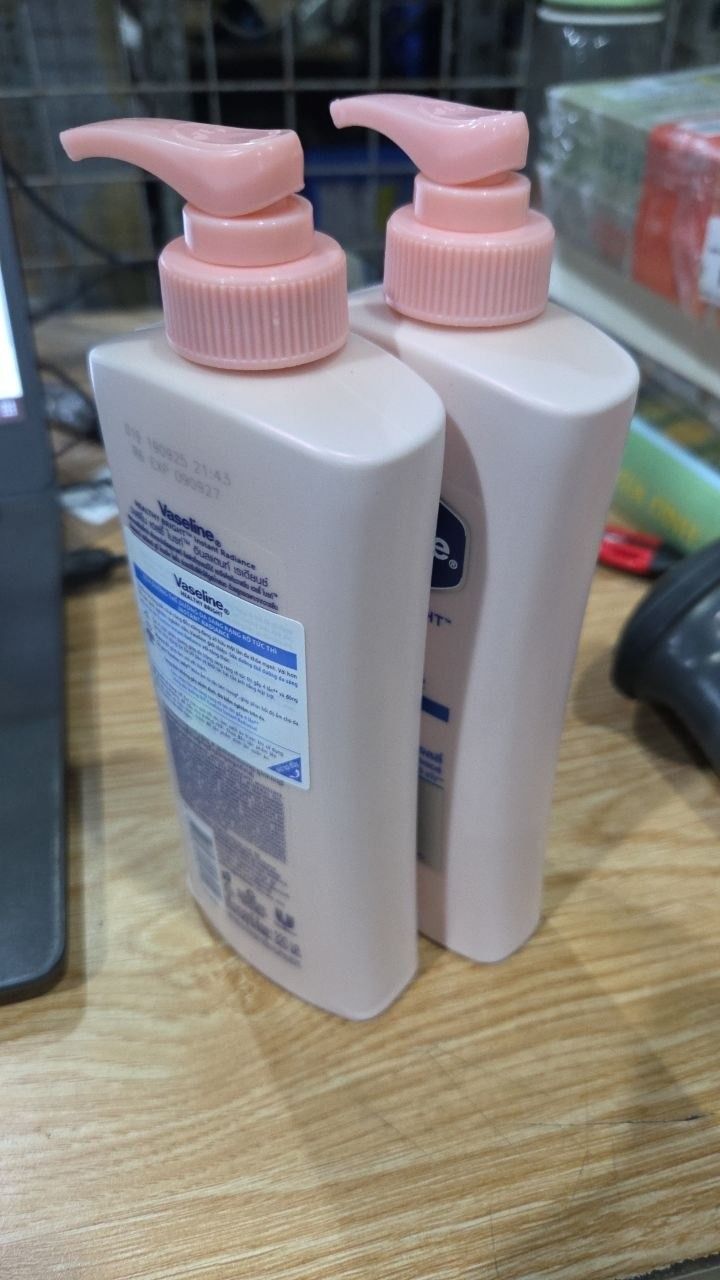 Combo 2 Sữa dưỡng thể dưỡng sáng da tức thì VASELINE Healthy Bright Instant Radiance 320ML/chai