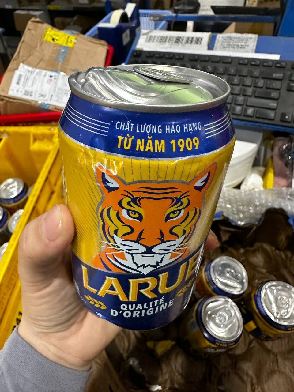 Thùng 24 Lon Bia Larue (330ml/lon)