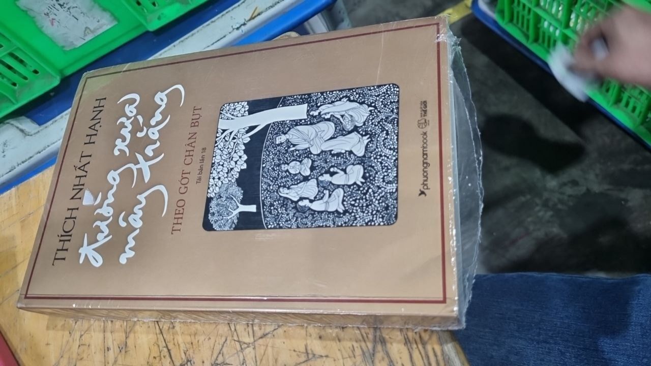 Đường Xưa Mây Trắng - Theo Gót Chân Bụt - Thích Nhất Hạnh - 2024 - Bìa mềm