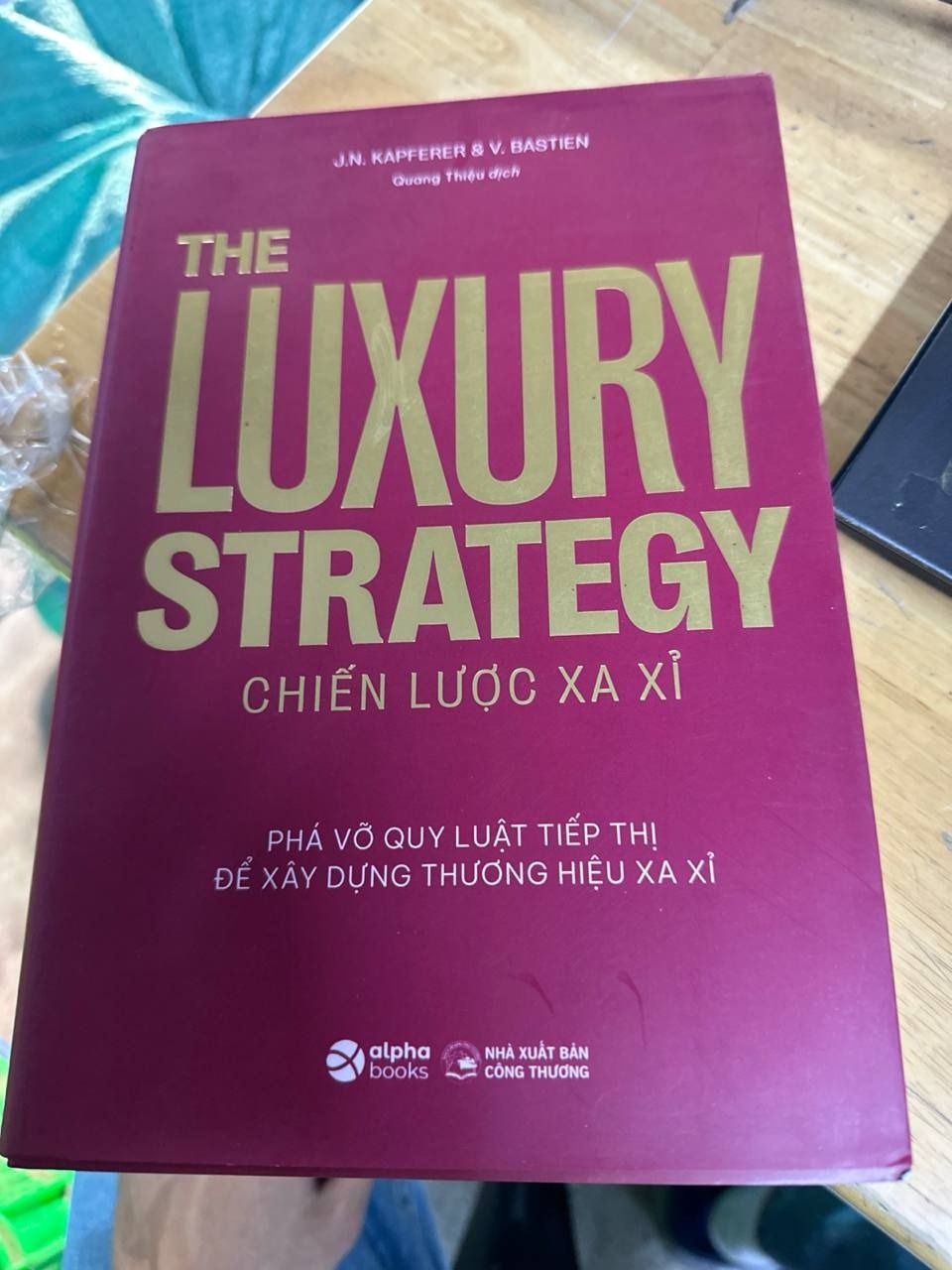The Luxury Strategy: Chiến Lược Xa Xỉ - Phá Vỡ Quy Luật Tiếp Thị Để Xây Dựng Thương Hiệu Xa Xỉ