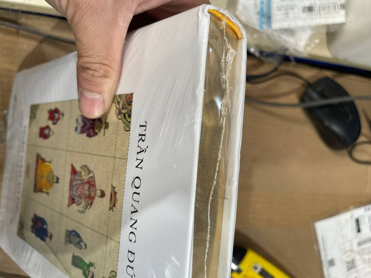 Sách Ngàn Năm Áo Mũ - Ấn Bản Đặc Biệt 20 Năm Thành Lập Nhã Nam - Bìa Cứng