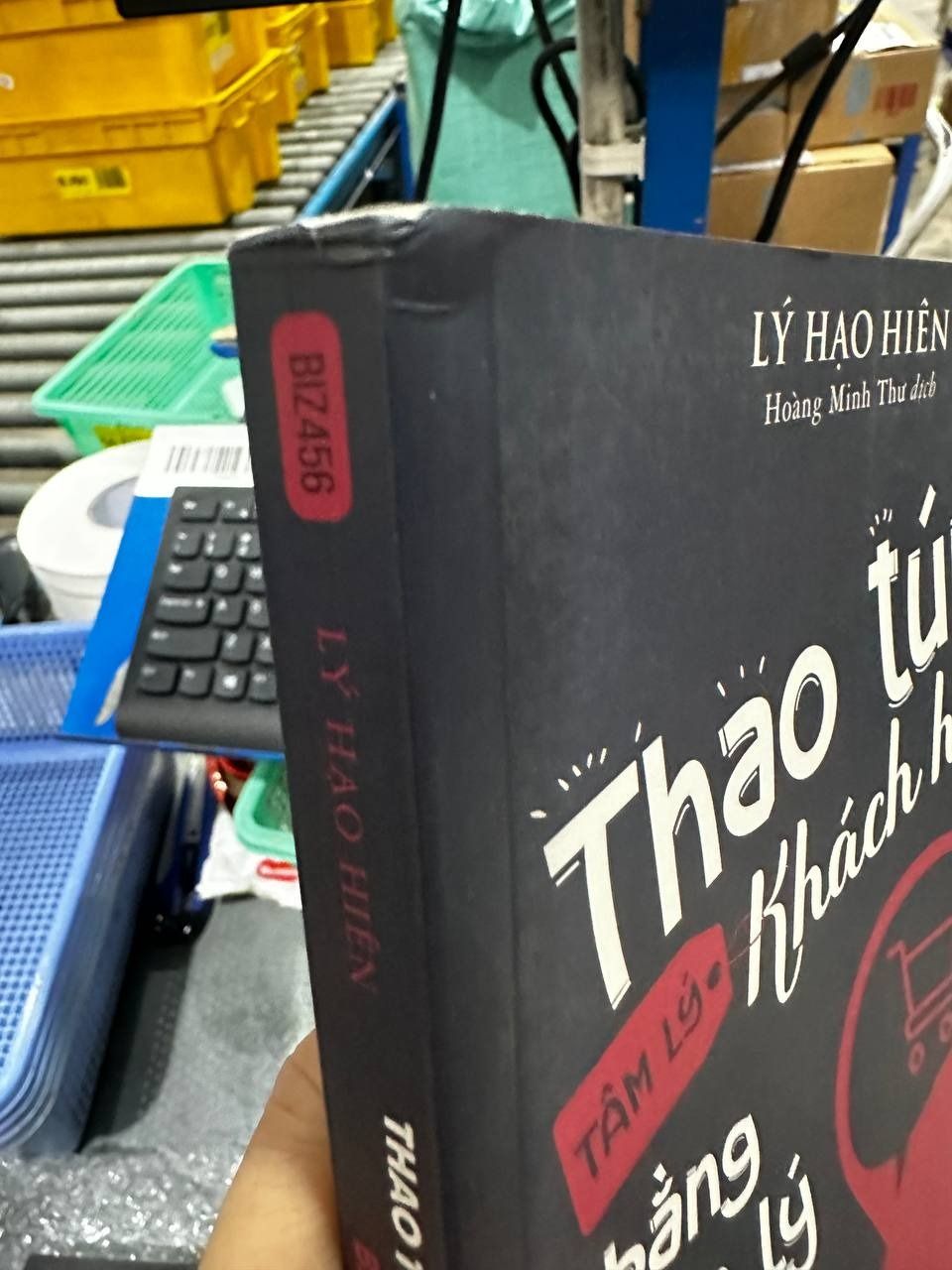 Sách Thao túng tâm lý khách hàng bằng tâm lý học