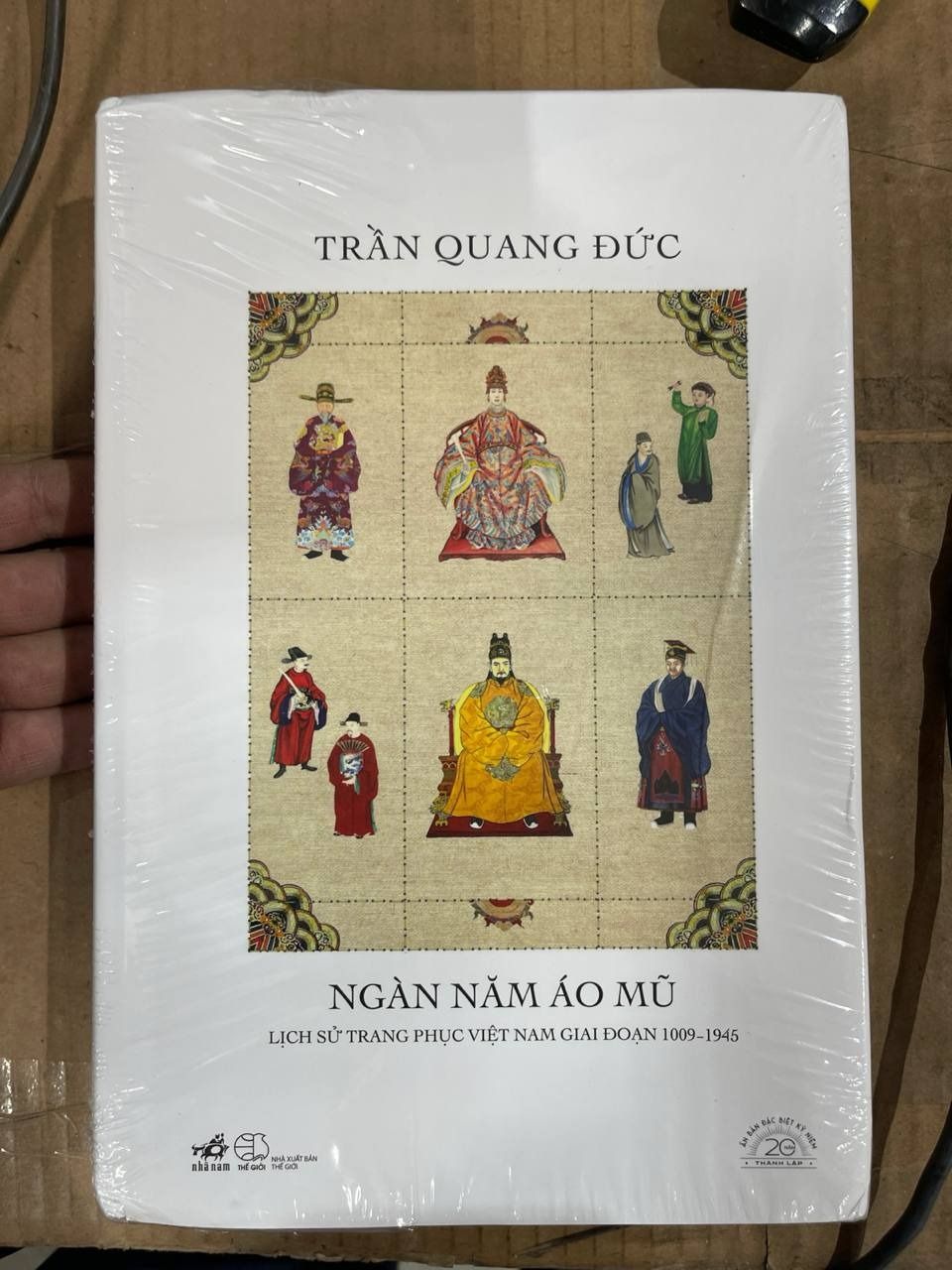 Sách Ngàn Năm Áo Mũ - Ấn Bản Đặc Biệt 20 Năm Thành Lập Nhã Nam - Bìa Cứng