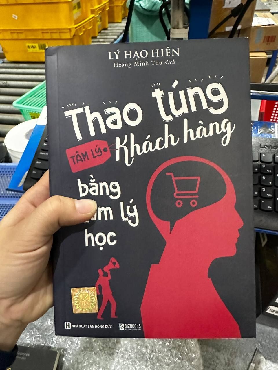 Sách Thao túng tâm lý khách hàng bằng tâm lý học