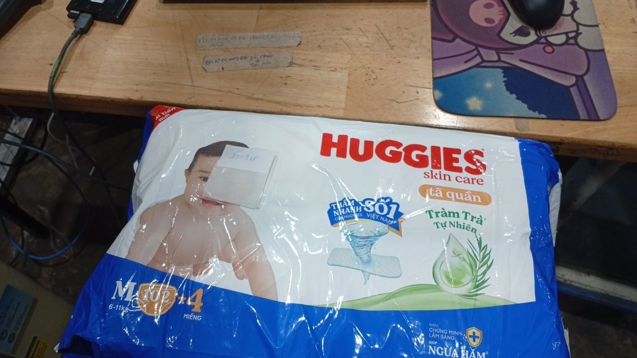 Tã/bỉm quần Huggies Skin Care Mega Jumbo M102+4 miếng với tràm trà dịu da