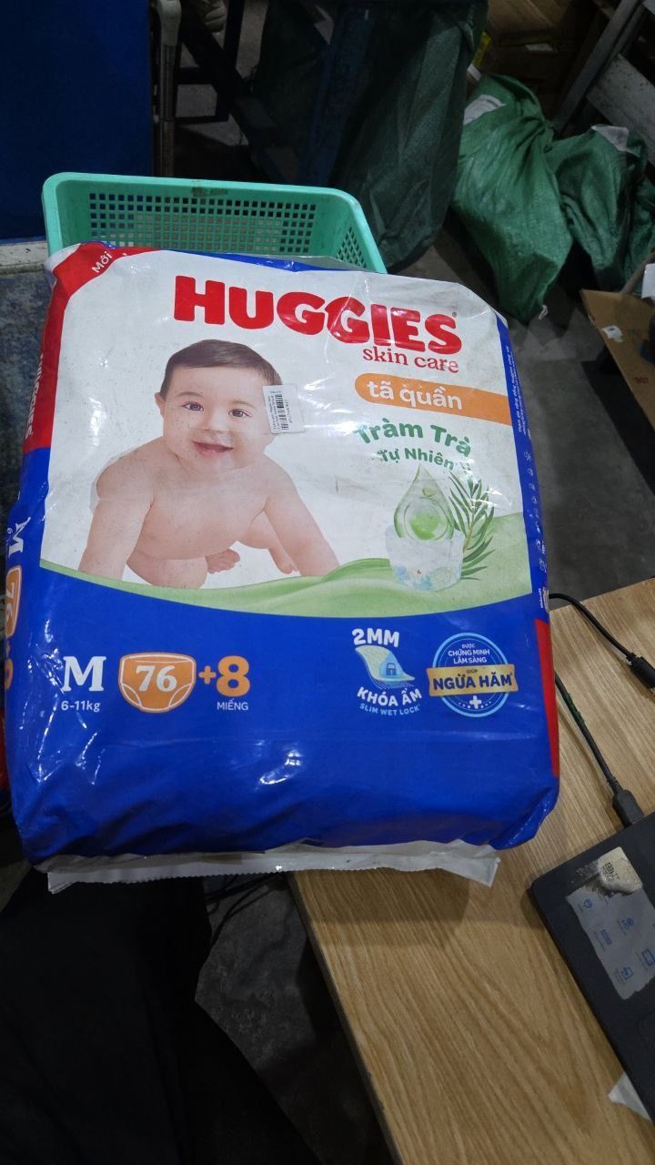Tã/bỉm quần Huggies Skin Care Super Jumbo M76+8 miếng với tràm trà dịu da