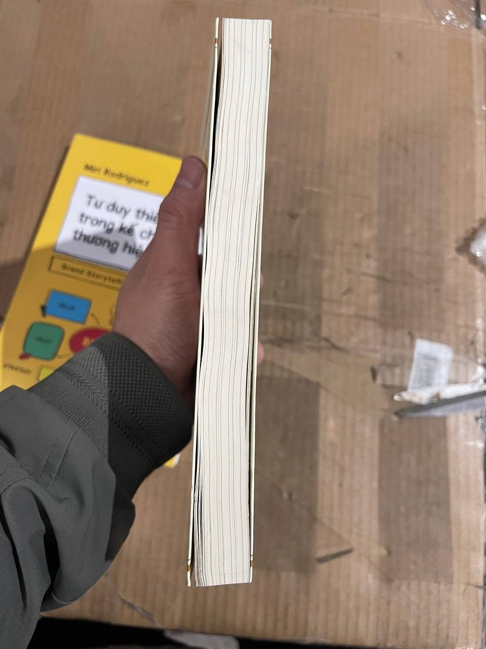 Sách Brand Storytelling - Tư duy thiết kế trong kể chuyện thương hiệu