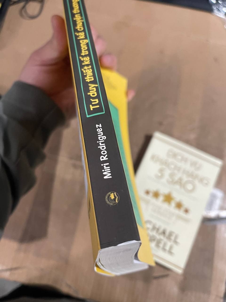 Sách Brand Storytelling - Tư duy thiết kế trong kể chuyện thương hiệu