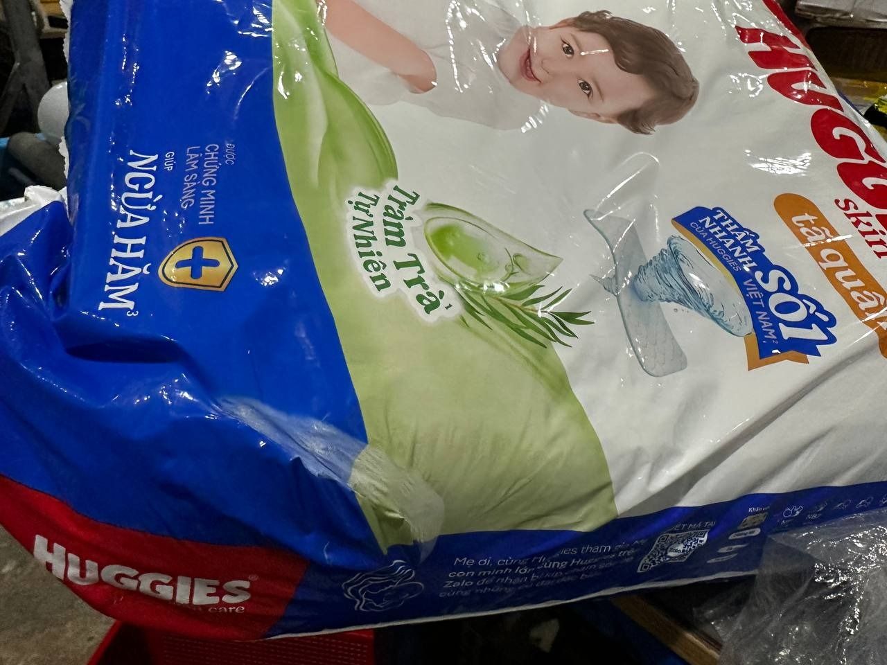 Tã/bỉm quần Huggies Skin Care Mega Jumbo XXL76+4 miếng với tràm trà dịu da