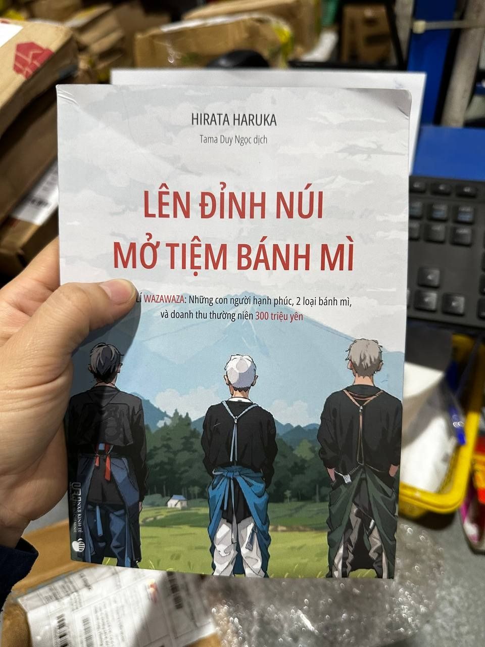 Sách Lên Đỉnh Núi Mở Tiệm Bánh Mì - Triết lí Wazawaza: Những con người hạnh phúc, 2 loại bánh mì, và doanh thu thường niên 300 triệu Yên