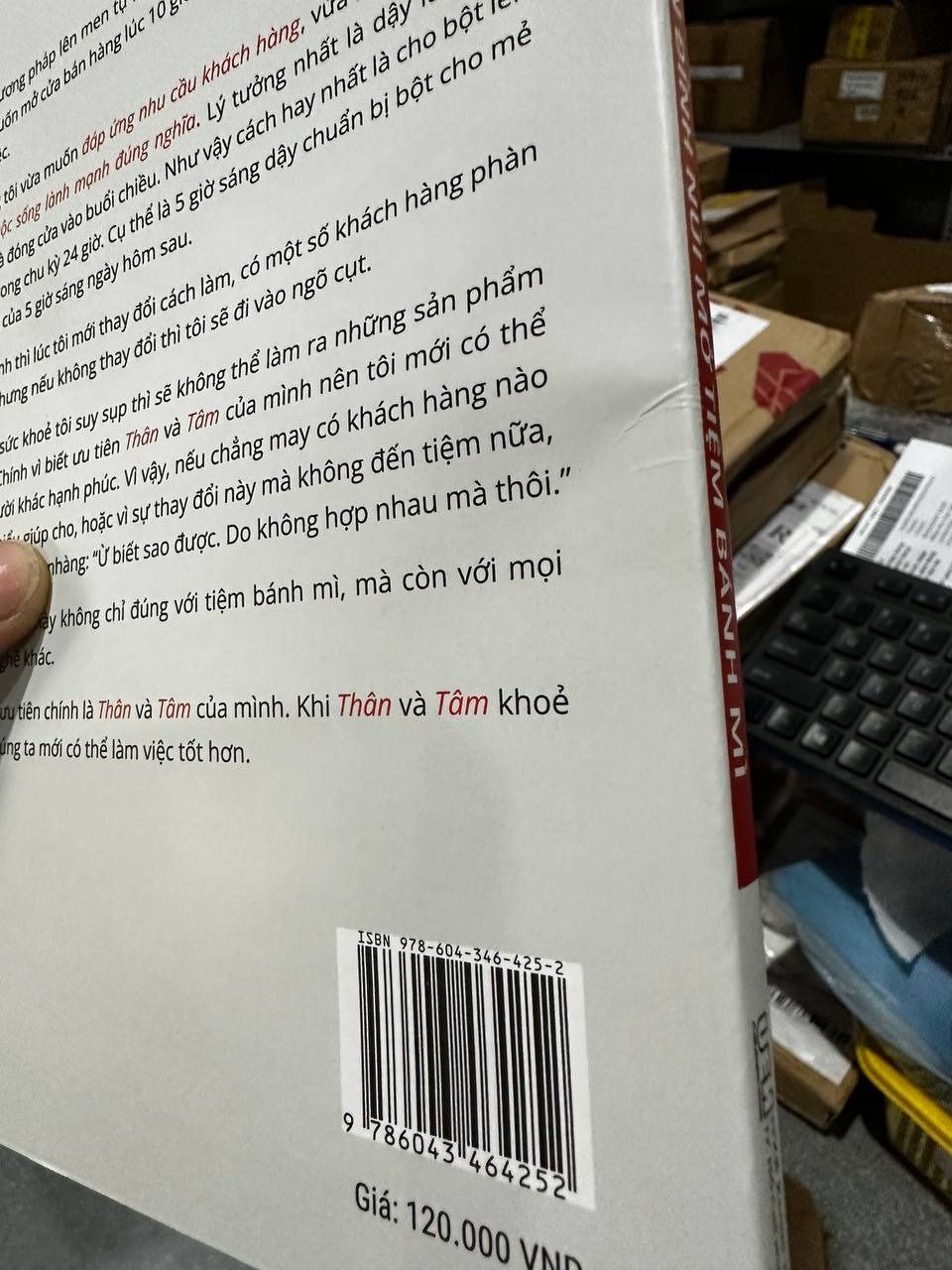 Sách Lên Đỉnh Núi Mở Tiệm Bánh Mì - Triết lí Wazawaza: Những con người hạnh phúc, 2 loại bánh mì, và doanh thu thường niên 300 triệu Yên