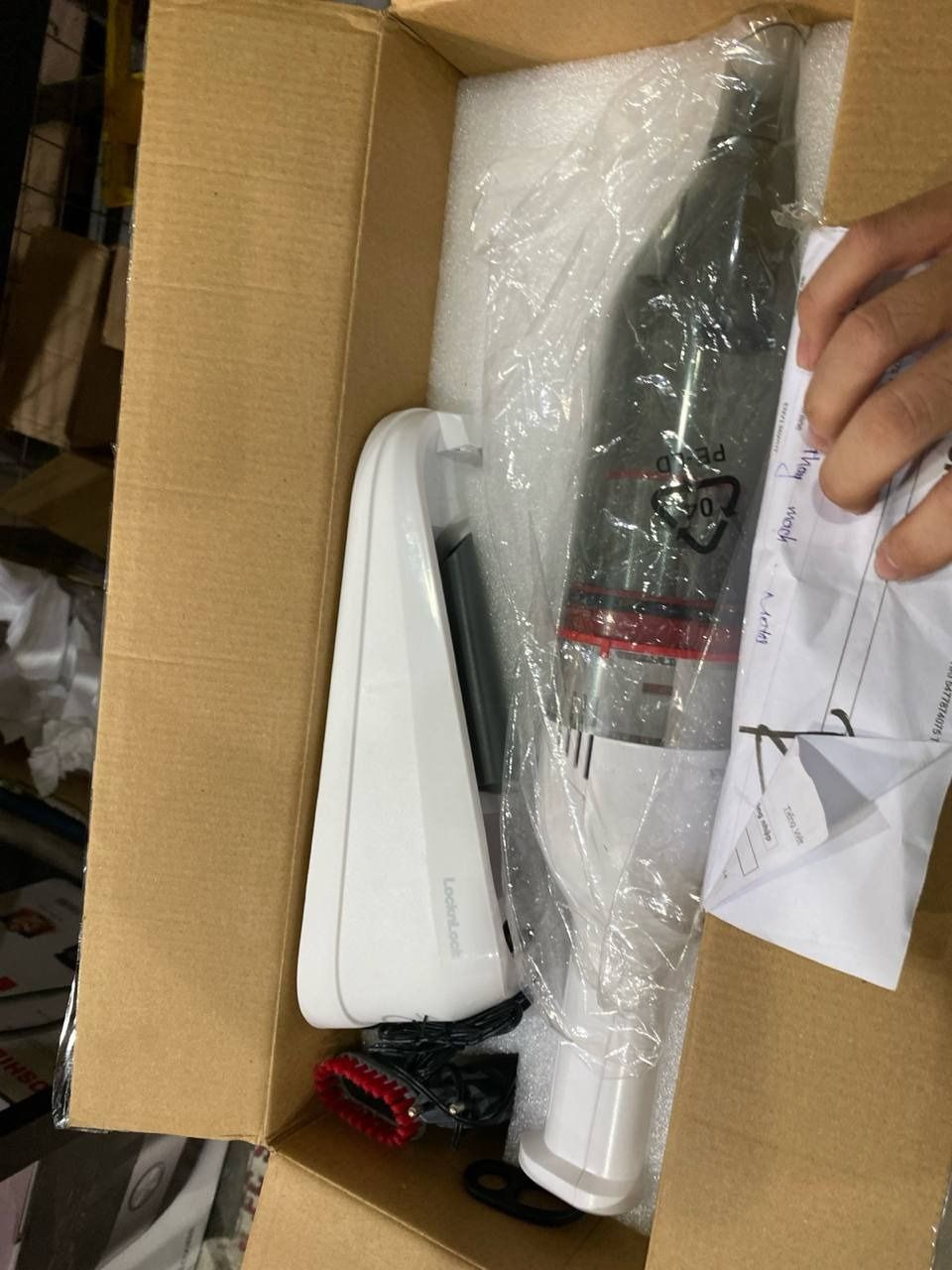 Máy hút bụi cầm tay mini Locknlock ENV136WHT Mini vacuum cleaner - 14V, 500mA, 75W - Dung tích 0.5L- Hàng chính hãng