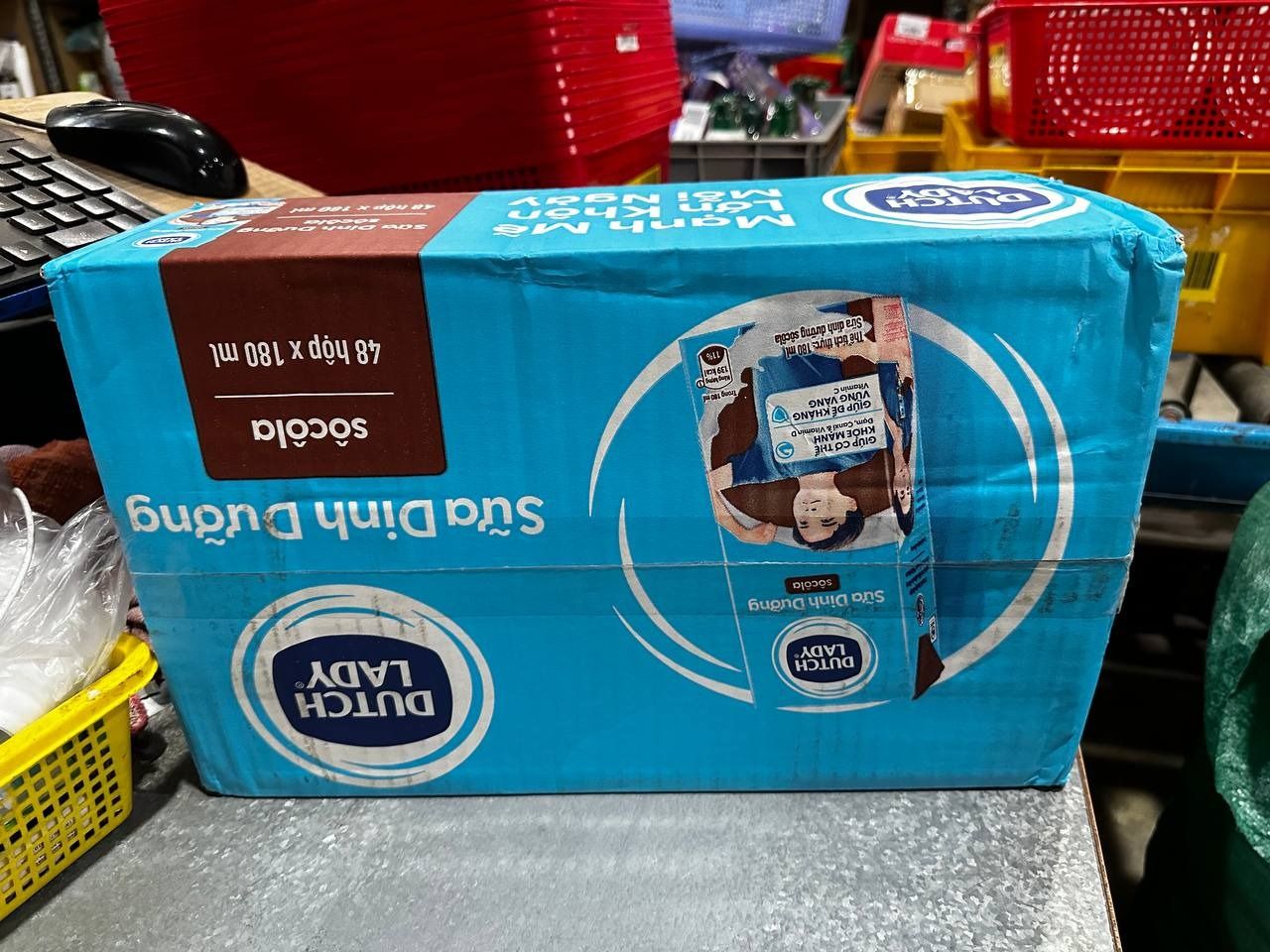 Thùng 48 Hộp Sữa Uống Tiệt Trùng Dutch Lady Socola (180ml/Hộp)
