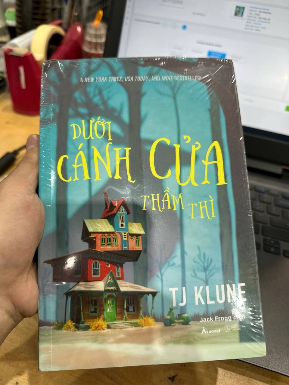 Dưới Cánh Cửa Thầm Thì