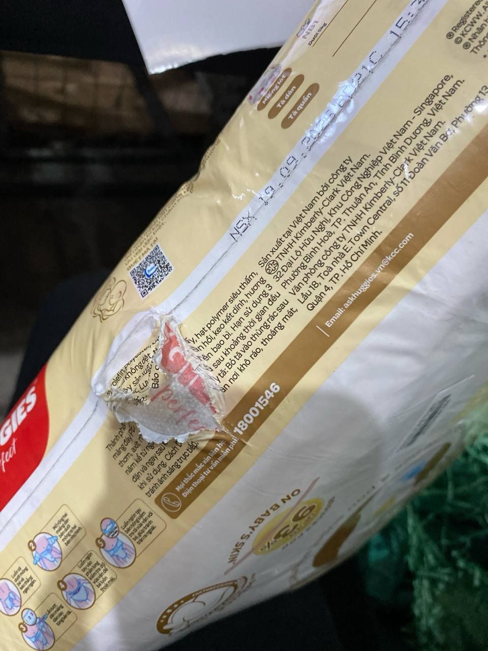 Tã/bỉm dán sơ sinh Huggies Skin Perfect M 76+3 miếng với 2 vùng thấm giảm kích ứng da