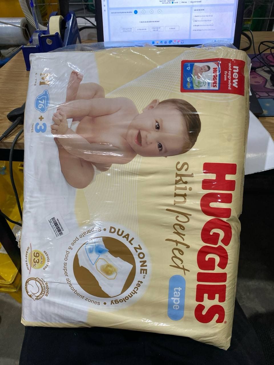 Tã/bỉm dán sơ sinh Huggies Skin Perfect M 76+3 miếng với 2 vùng thấm giảm kích ứng da