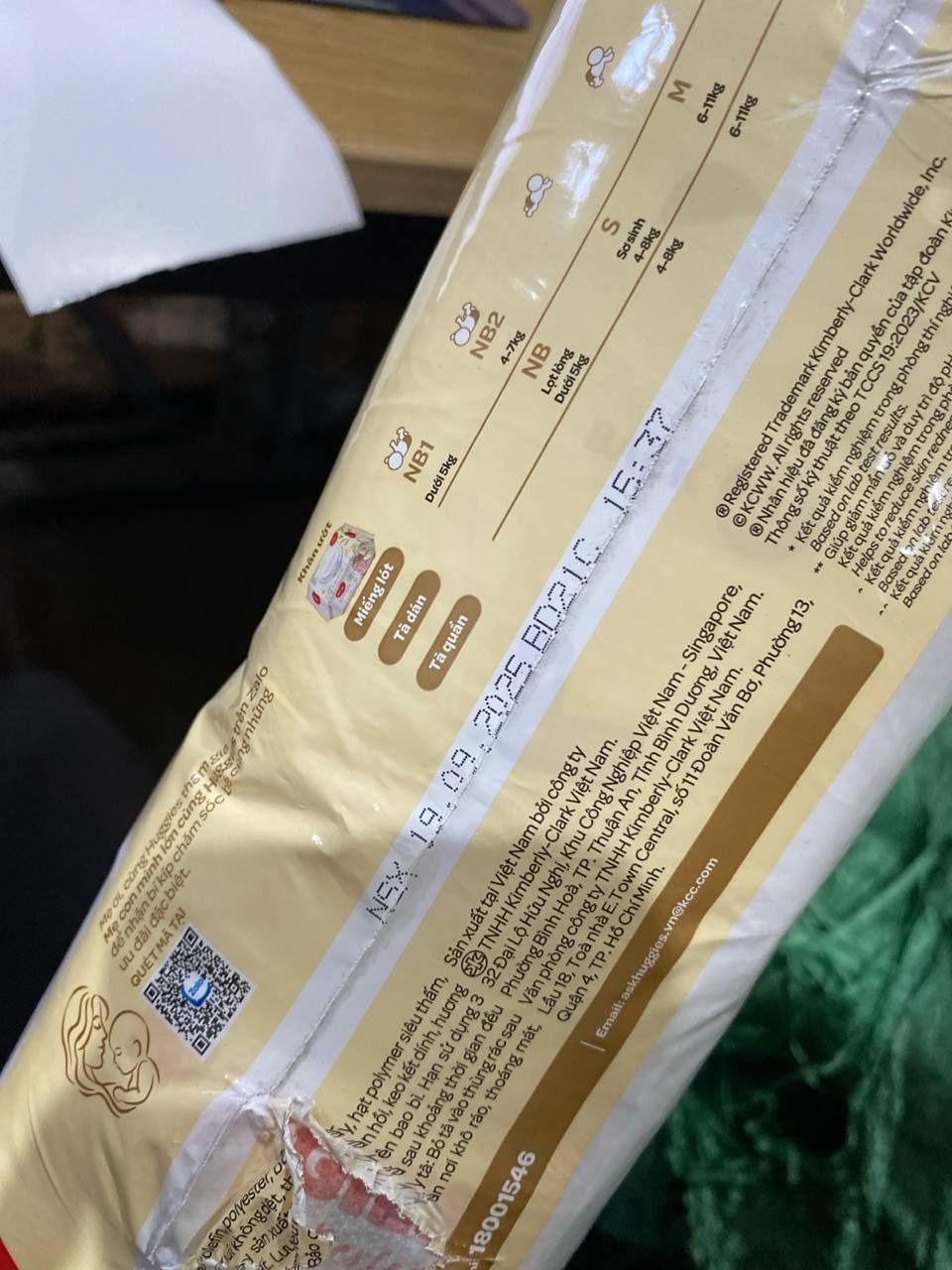 Tã/bỉm dán sơ sinh Huggies Skin Perfect M 76+3 miếng với 2 vùng thấm giảm kích ứng da