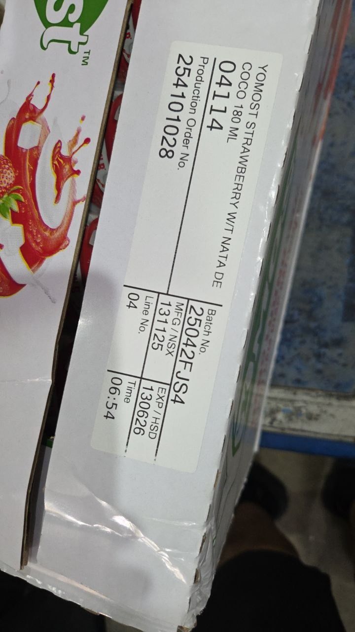 Thùng 48 Hộp Yomost Thạch Trái Cây Hương Dâu (48x180ml)