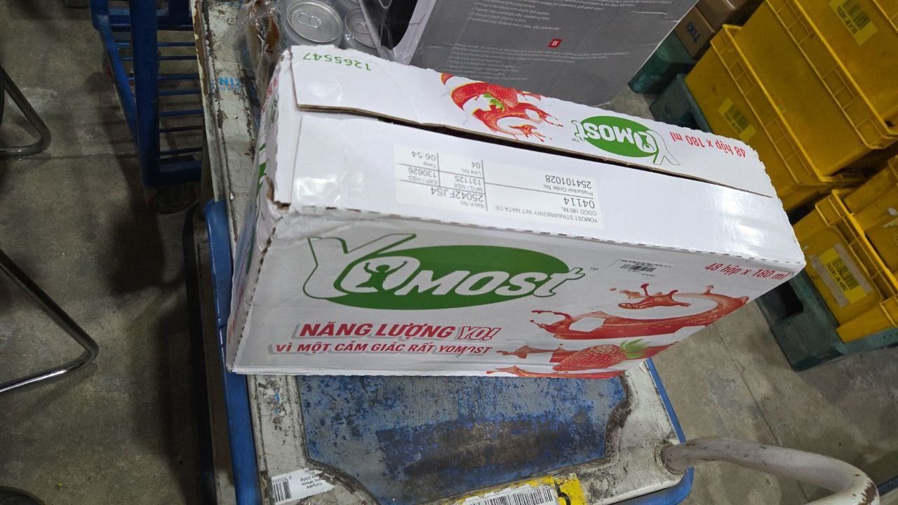 Thùng 48 Hộp Yomost Thạch Trái Cây Hương Dâu (48x180ml)