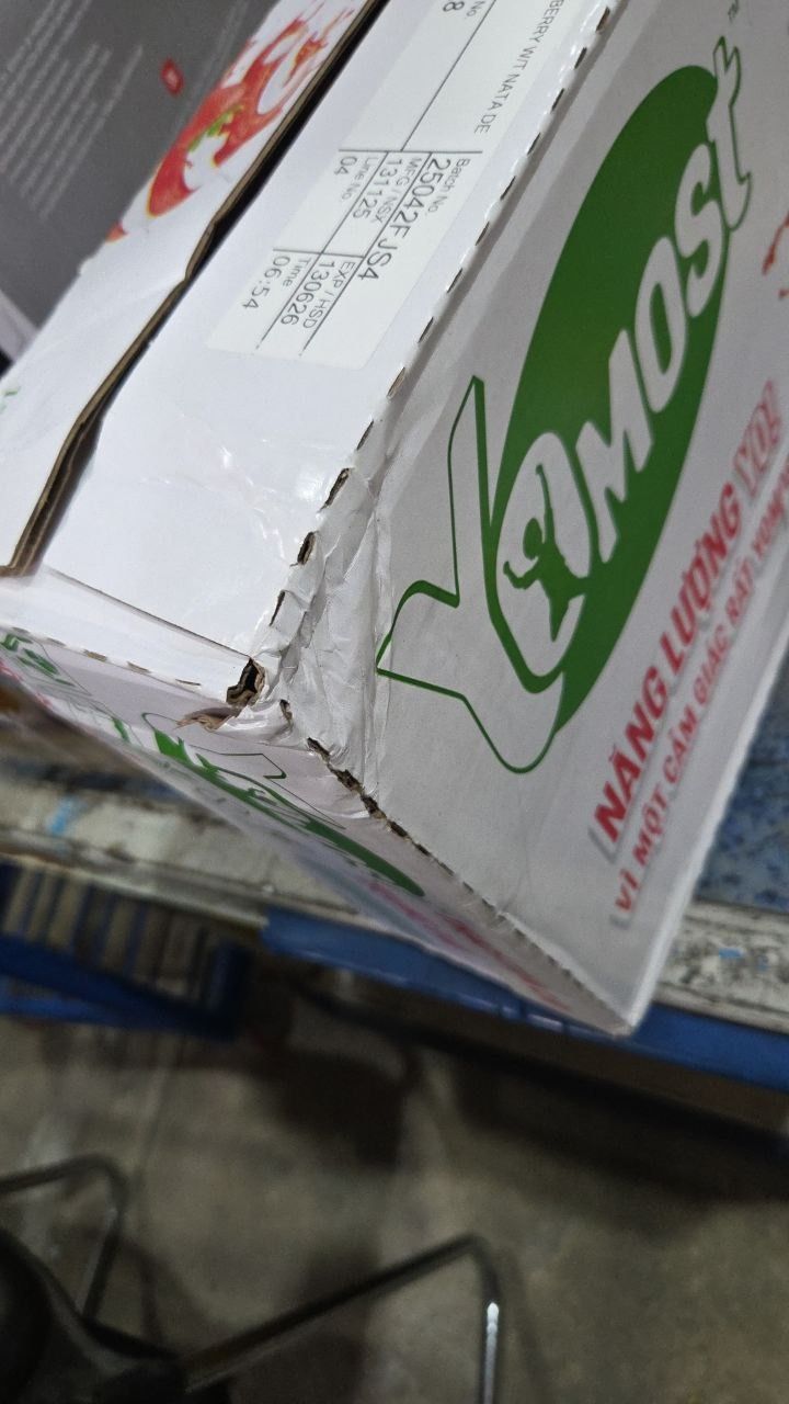 Thùng 48 Hộp Yomost Thạch Trái Cây Hương Dâu (48x180ml)