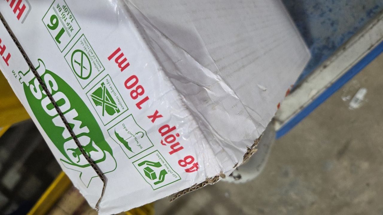 Thùng 48 Hộp Yomost Thạch Trái Cây Hương Dâu (48x180ml)