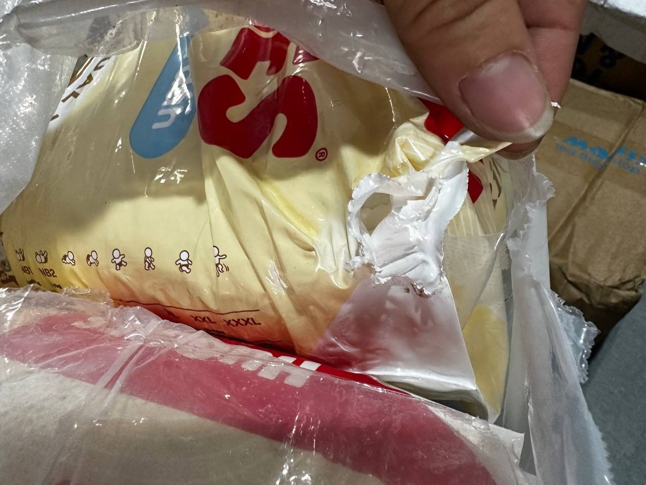 Combo 3 gói Tã/bỉm dán sơ sinh Huggies Skin Perfect NB 70+4 miếng với 2 vùng thấm giảm kích ứng da