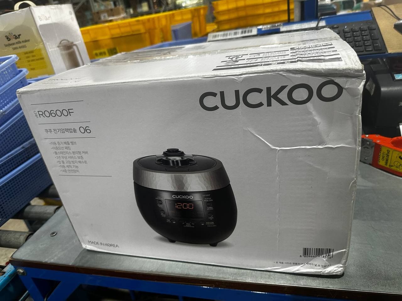 Nồi cơm điện tử áp suất Cuckoo 1.08 lít CRP-R0600F màu đen - Bản Quốc Tế tiếng Anh - Hàng chính hãng