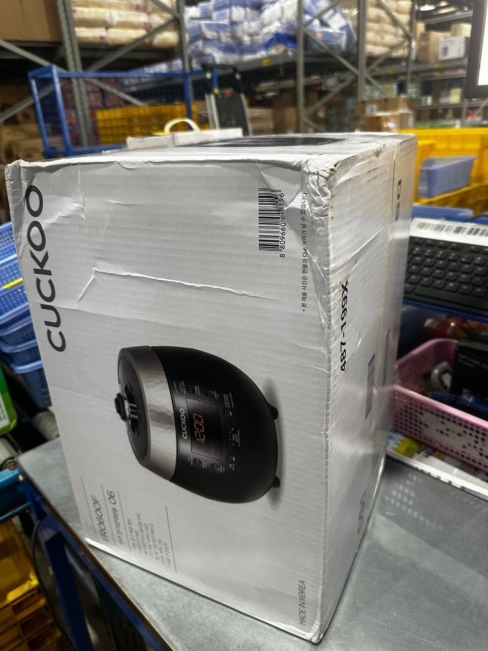 Nồi cơm điện tử áp suất Cuckoo 1.08 lít CRP-R0600F màu đen - Bản Quốc Tế tiếng Anh - Hàng chính hãng