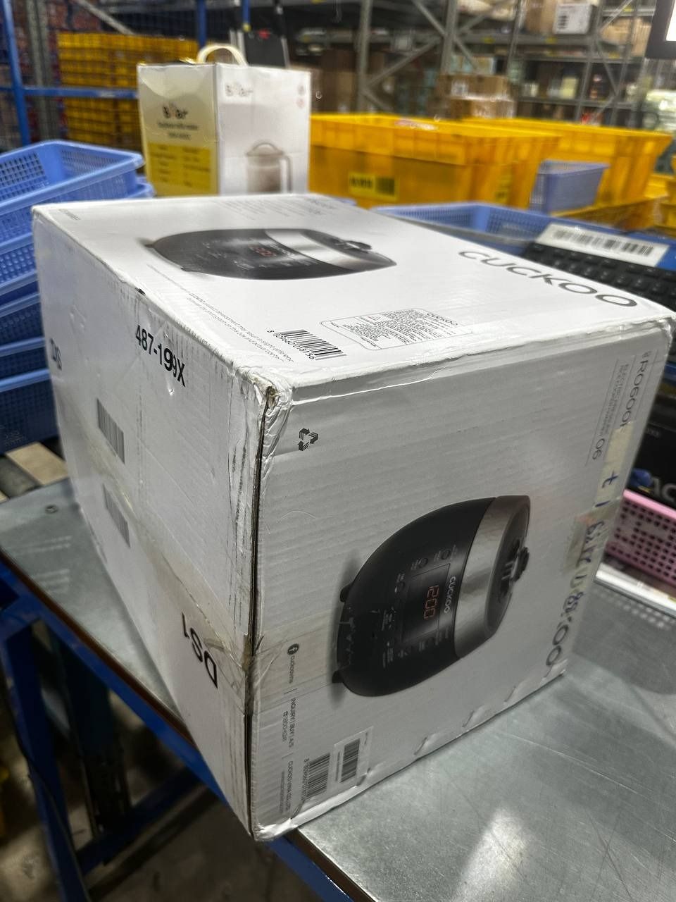 Nồi cơm điện tử áp suất Cuckoo 1.08 lít CRP-R0600F màu đen - Bản Quốc Tế tiếng Anh - Hàng chính hãng