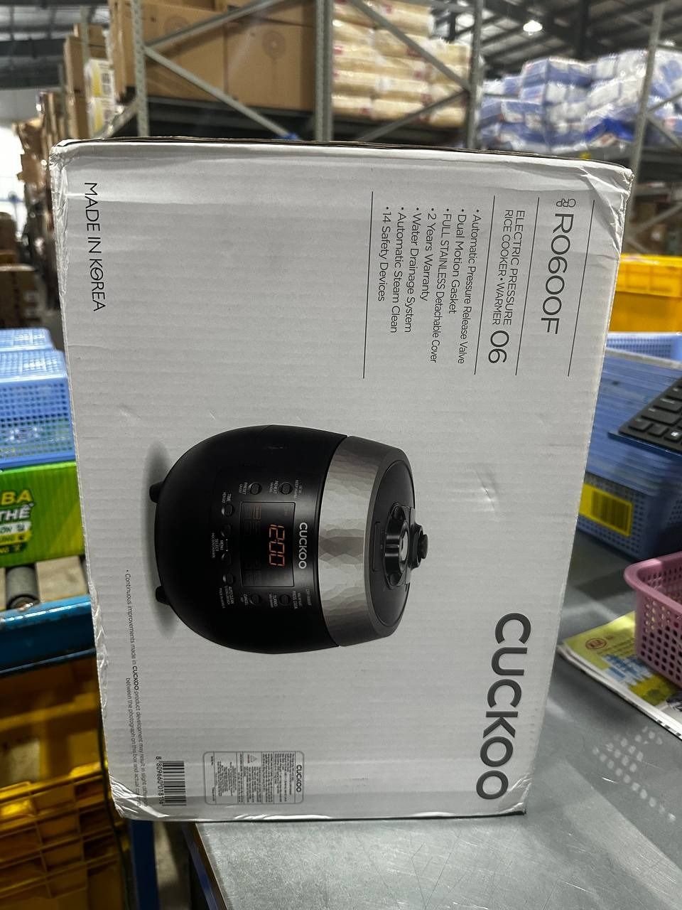 Nồi cơm điện tử áp suất Cuckoo 1.08 lít CRP-R0600F màu đen - Bản Quốc Tế tiếng Anh - Hàng chính hãng