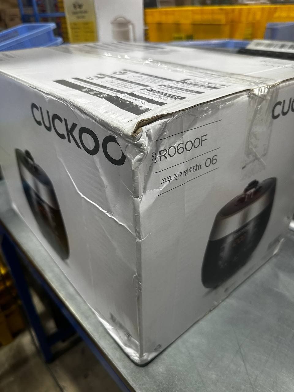 Nồi cơm điện tử áp suất Cuckoo 1.08 lít CRP-R0600F màu đen - Bản Quốc Tế tiếng Anh - Hàng chính hãng