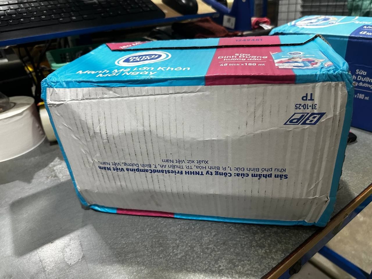 Thùng 48 Bịch Sữa Tiệt Trùng Dutch Lady Cô Gái Hà Lan Hương Dâu 180ml