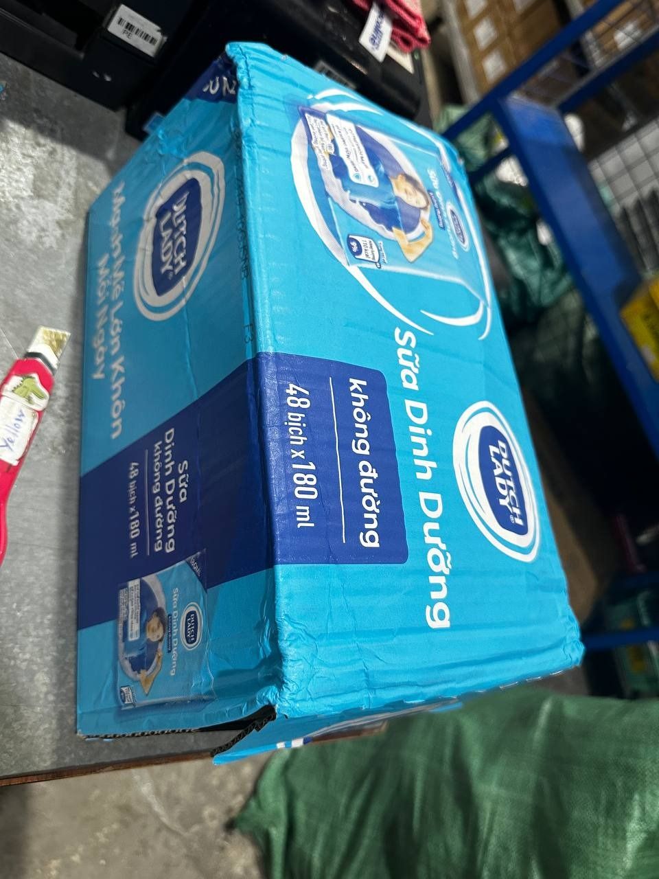 Thùng 48 Bịch Sữa Tiệt Trùng Dutch Lady Cô Gái Hà Lan Hương Dâu 180ml