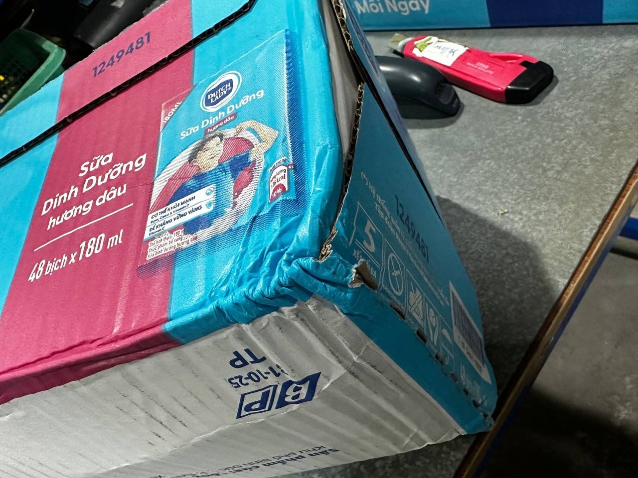 Thùng 48 Bịch Sữa Tiệt Trùng Dutch Lady Cô Gái Hà Lan Hương Dâu 180ml