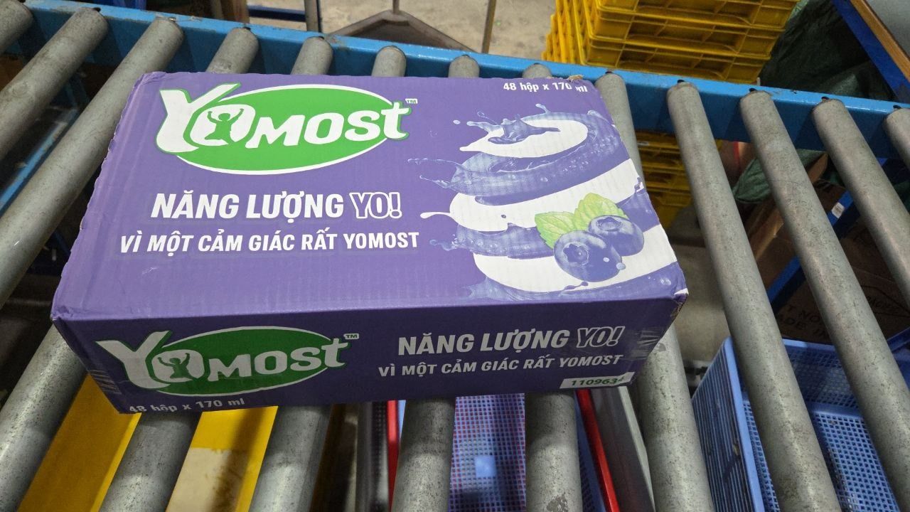 Thùng 48 Hộp Sữa Chua Lên Men Tự Nhiên Yomost Bạc Hà - Việt Quất (170ml/Hộp)