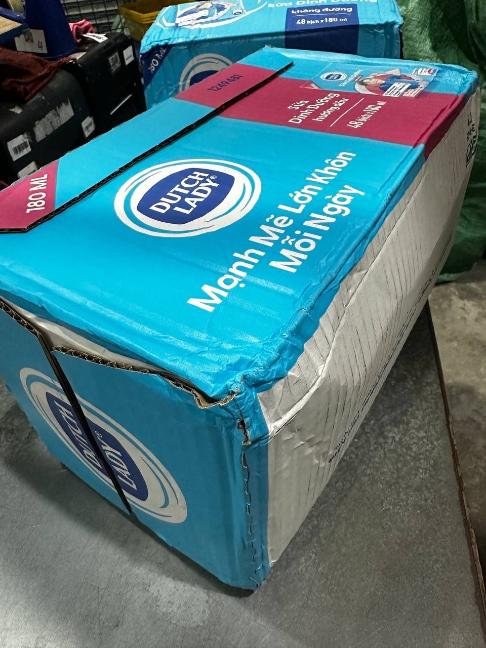 Thùng 48 Bịch Sữa Tiệt Trùng Dutch Lady Cô Gái Hà Lan Hương Dâu 180ml