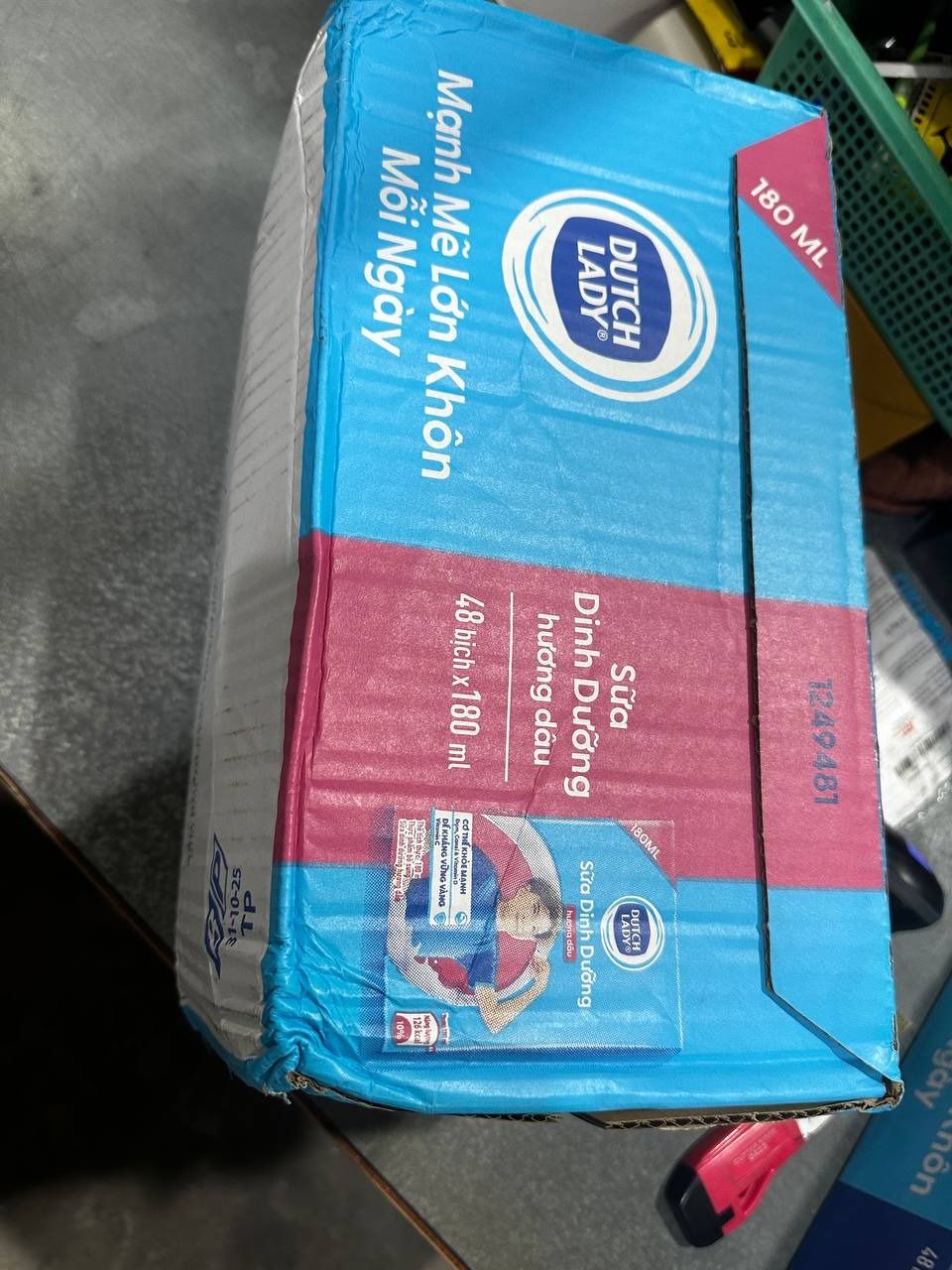 Thùng 48 Bịch Sữa Tiệt Trùng Dutch Lady Cô Gái Hà Lan Hương Dâu 180ml