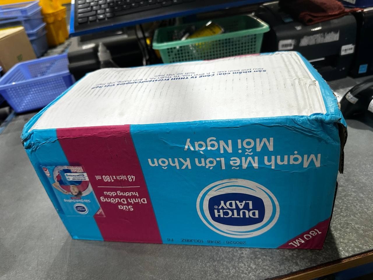 Thùng 48 Bịch Sữa Tiệt Trùng Dutch Lady Cô Gái Hà Lan Hương Dâu 180ml