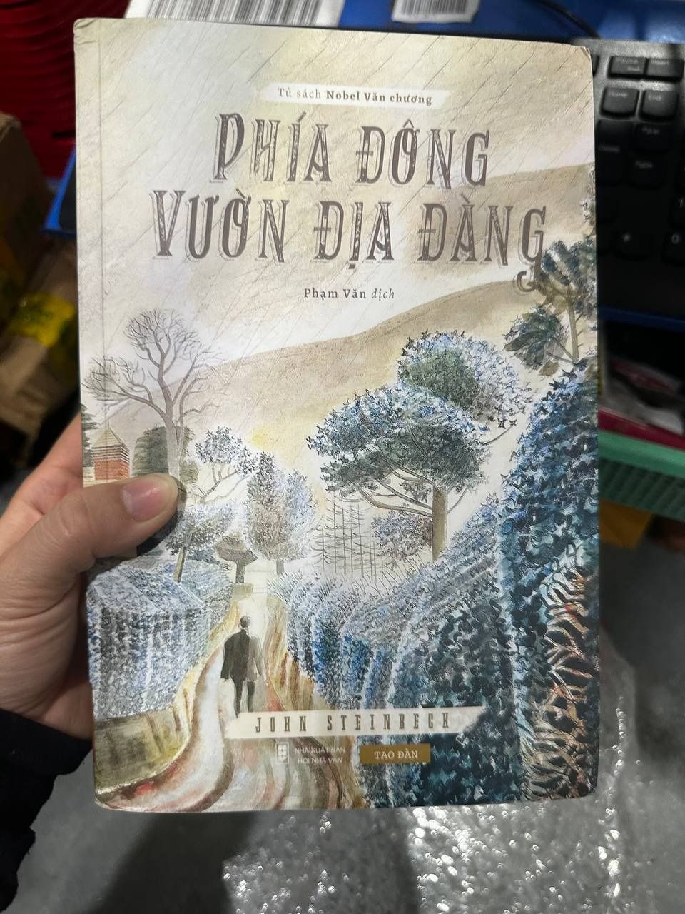 Sách Phía Đông Vườn Địa Đàng