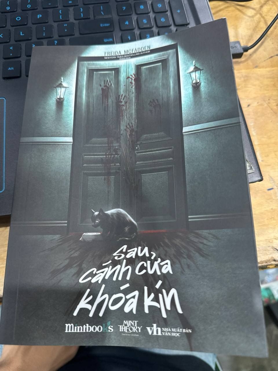 Sau Cánh Cửa Khóa Kín