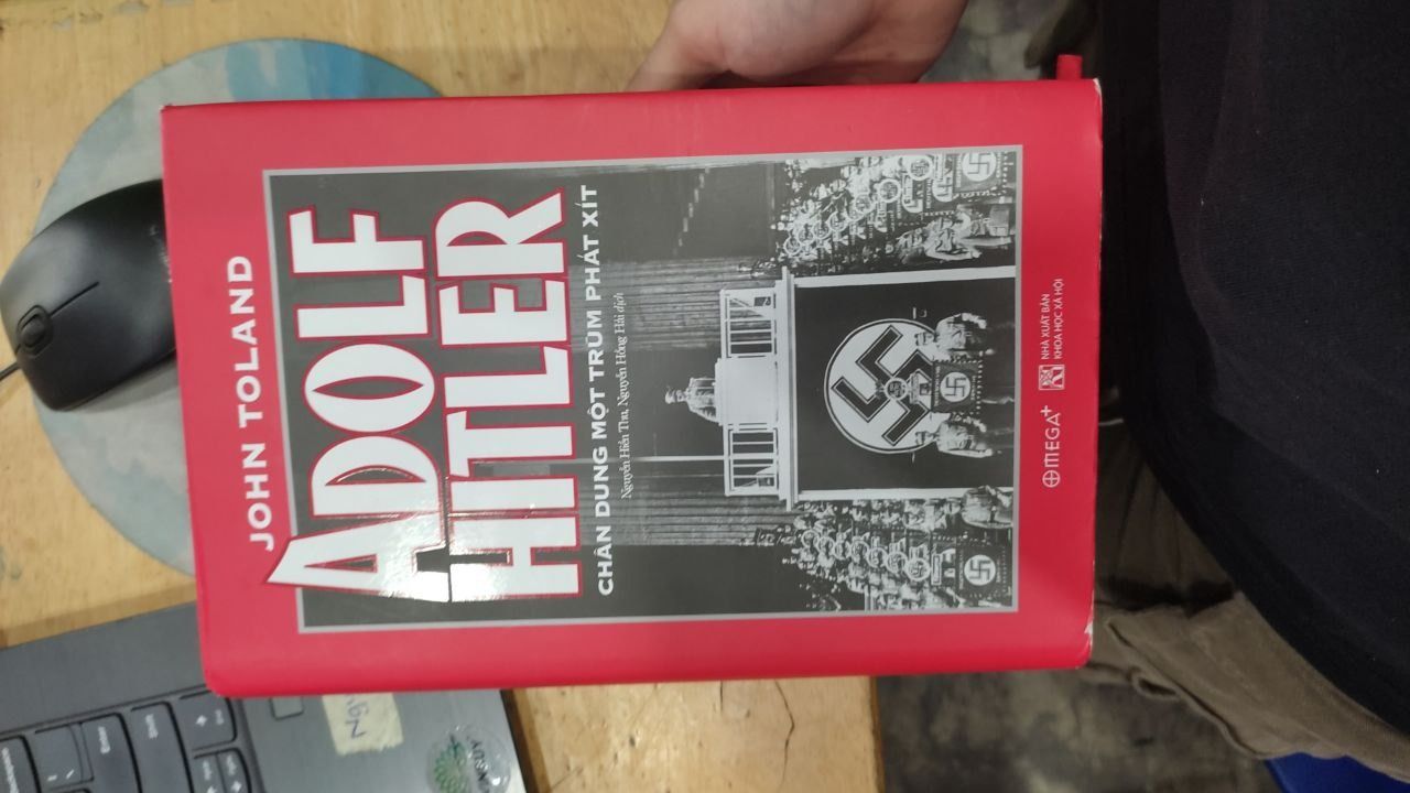 Adolf Hitler - Chân Dung Một Trùm Phát Xít  (Tái bản)