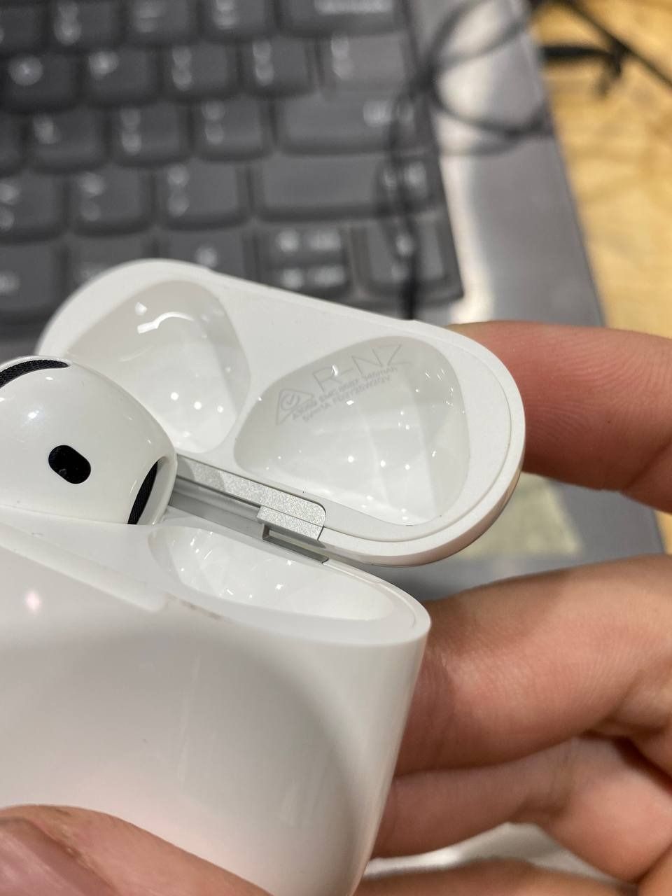 Tai nghe Bluetooth Apple AirPods 4 - Chống ồn chủ động