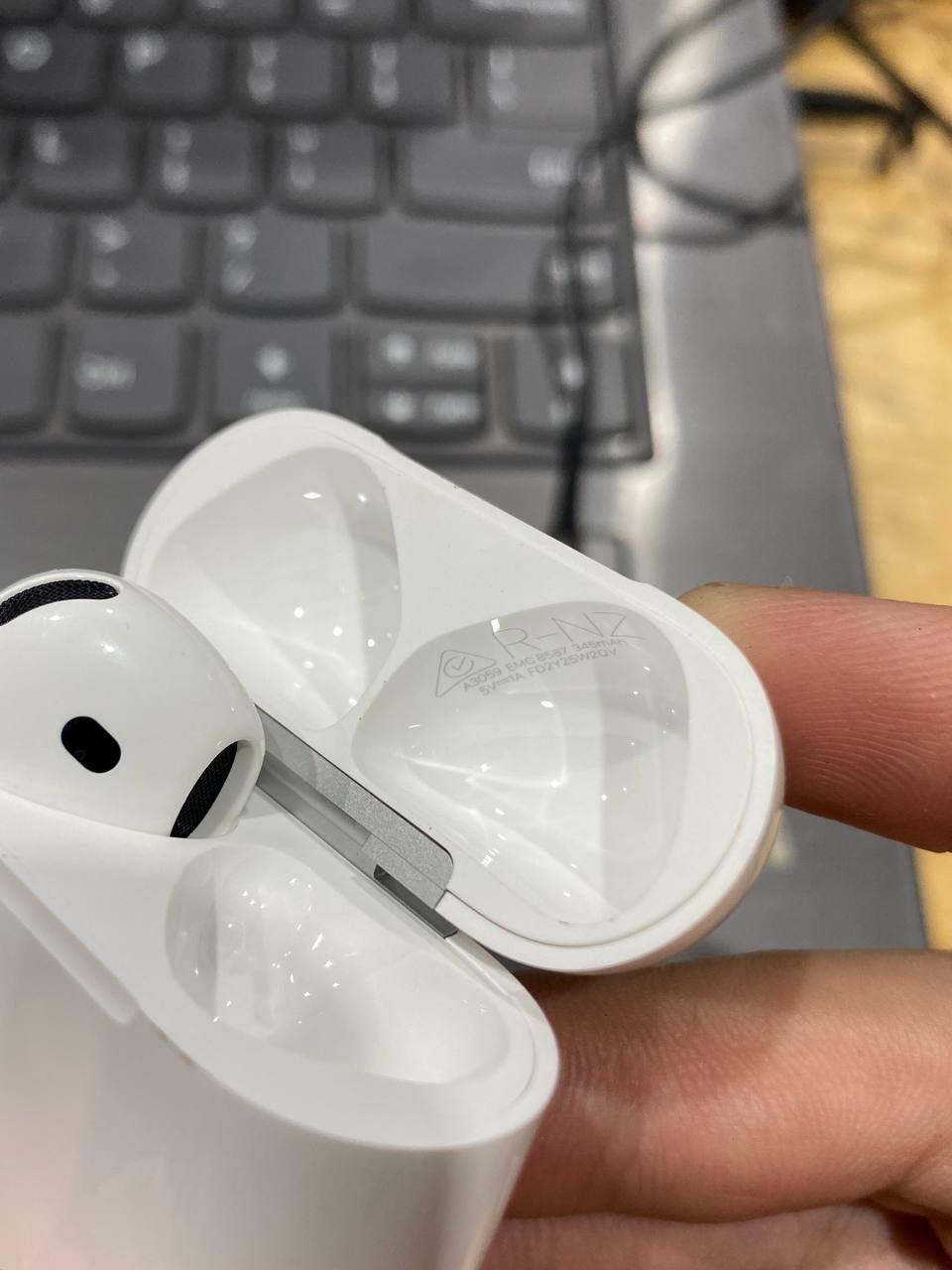 Tai nghe Bluetooth Apple AirPods 4 - Chống ồn chủ động