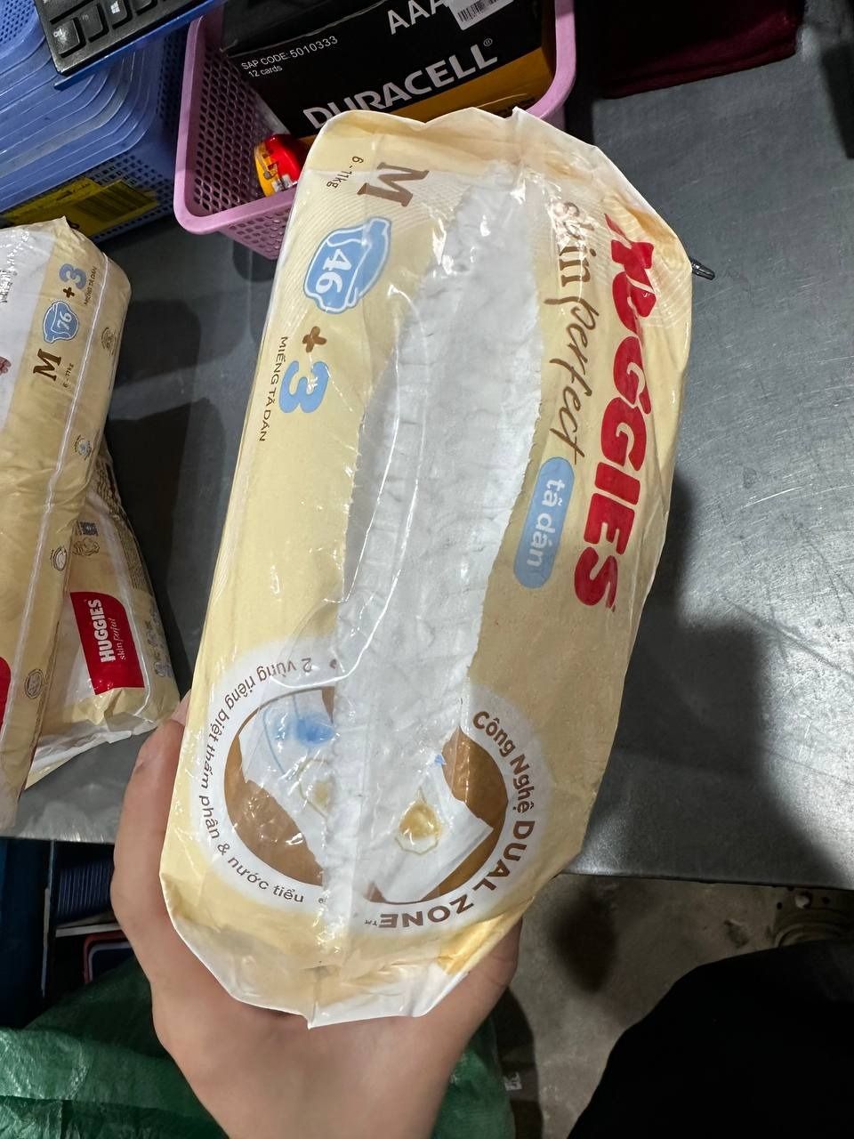 [Gift] M46+ 3 Tã/bỉm dán sơ sinh Huggies Skin Perfect M 46+3 miếng (T06)