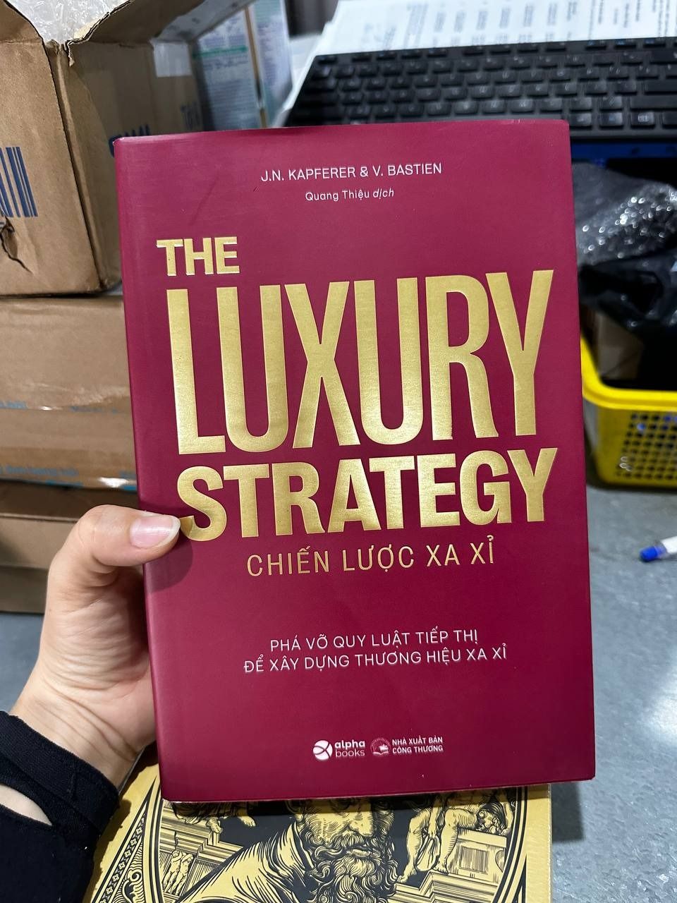 The Luxury Strategy: Chiến Lược Xa Xỉ - Phá Vỡ Quy Luật Tiếp Thị Để Xây Dựng Thương Hiệu Xa Xỉ