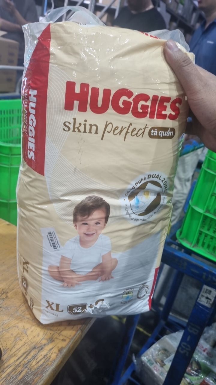 [Gift] Tã quần Huggies Skin Perfect XL Super Jumbo 52+6 miếng với 2 vùng thấm giảm kích ứng da - Mẫu ngẫu nhiên