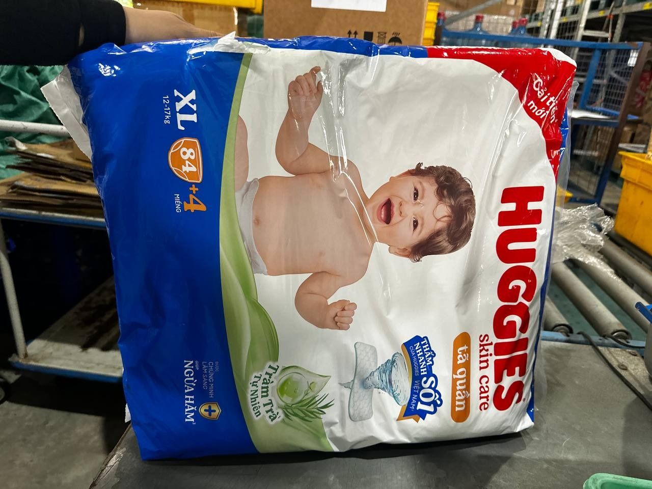 Tã/bỉm quần Huggies Skin Care Mega Jumbo XL84+4 miếng với tràm trà dịu da