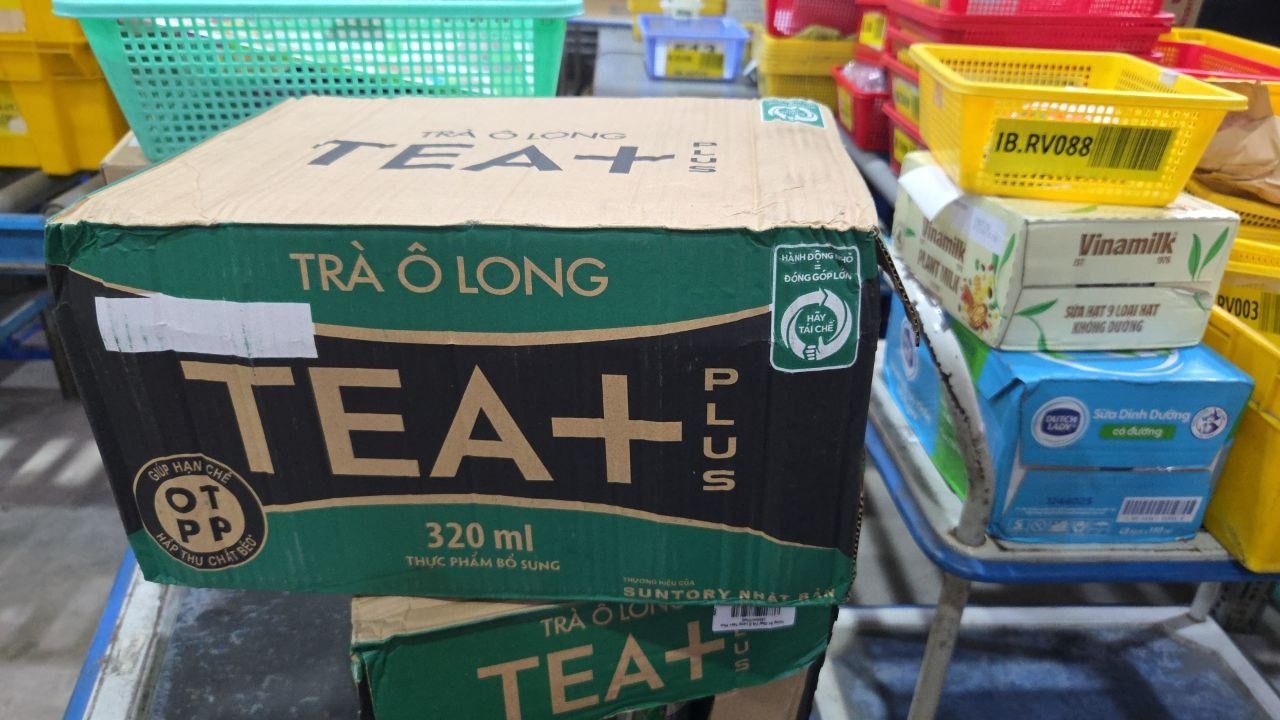 Thùng 24 Chai Trà Ô Long Tea+ Plus (320ml/Chai)
