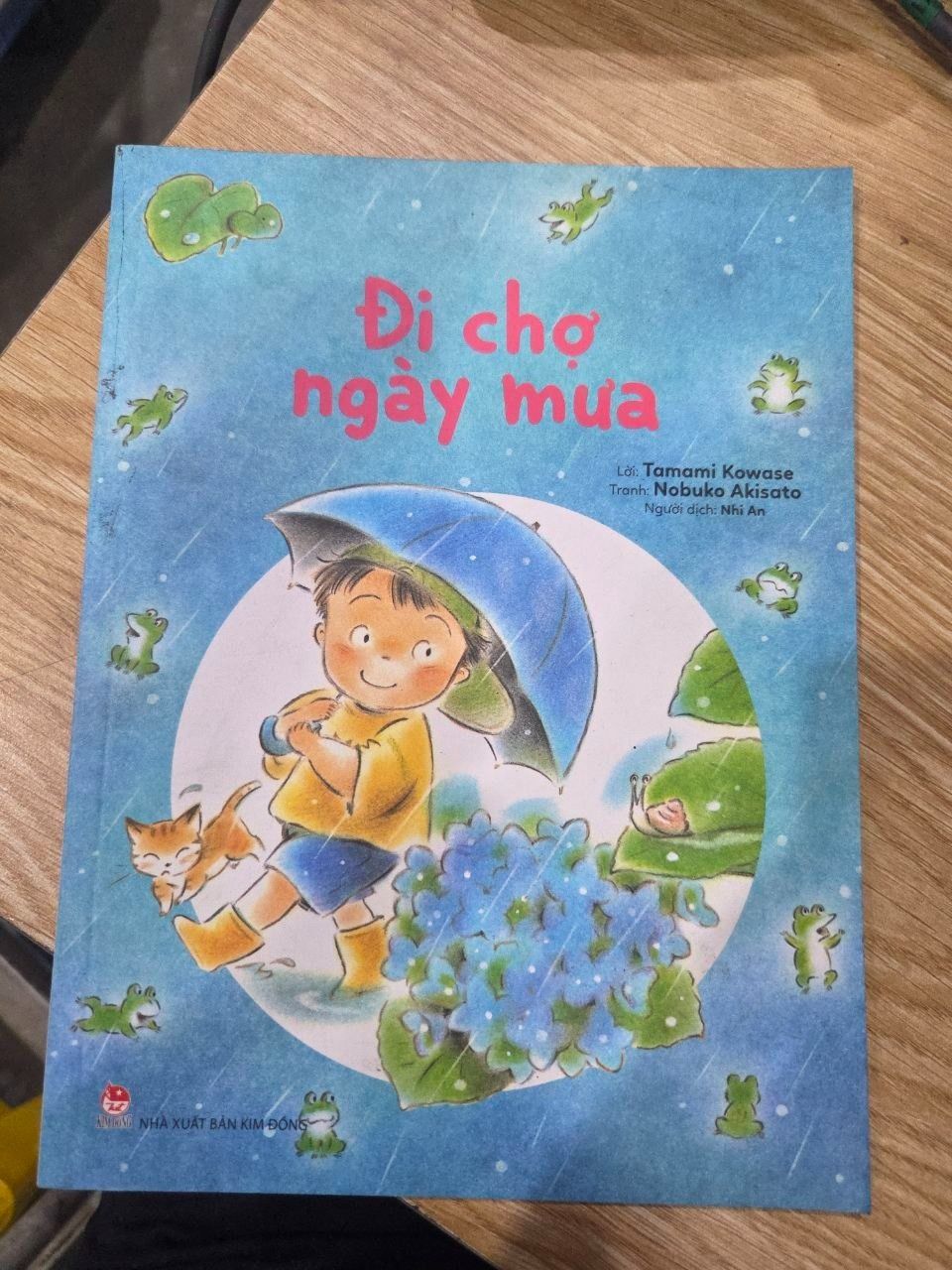 Sách Tranh Nhật Bản Cho Tuổi Mẫu Giáo - Đi Chợ Ngày Mưa
